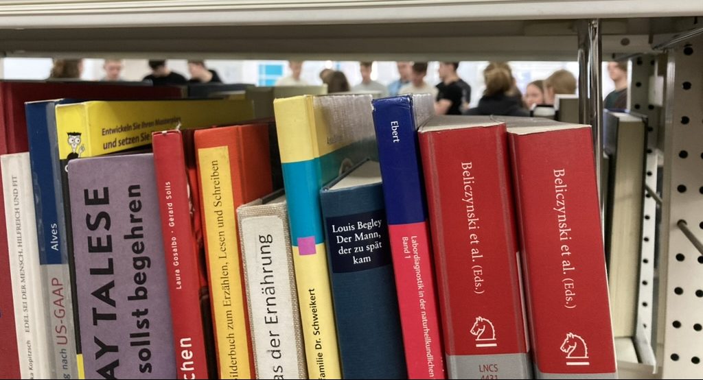 Bücher im Bücherregal