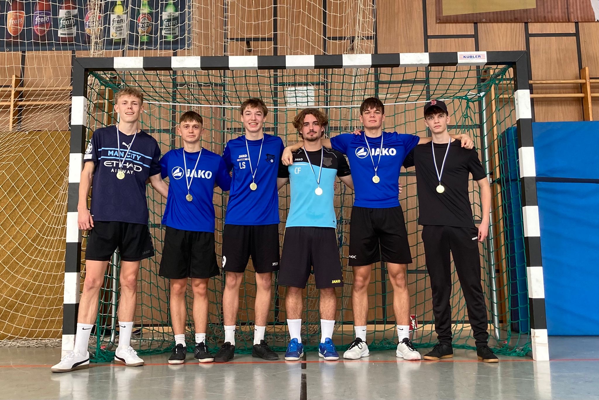 Gruppe von Fussballspielern vor einem Tor