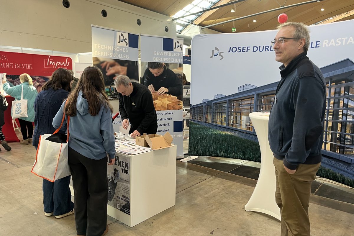 Messestand mit Interessenten