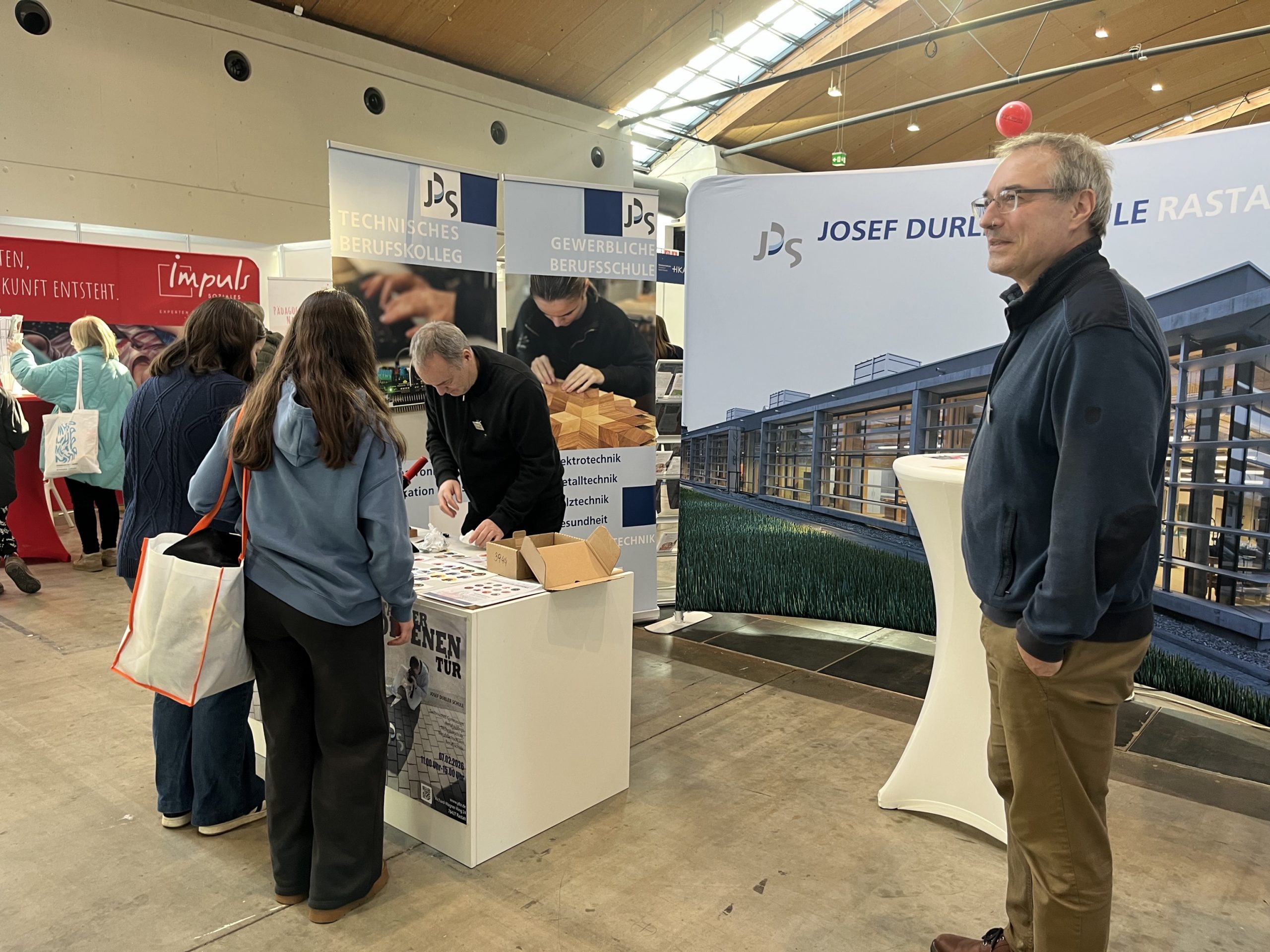 Messestand mit Interessenten