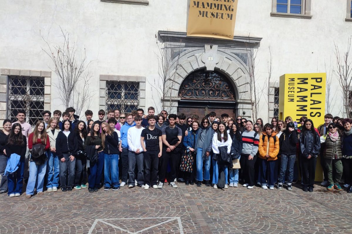 Gruppe von Schülern vor einem Gebäude