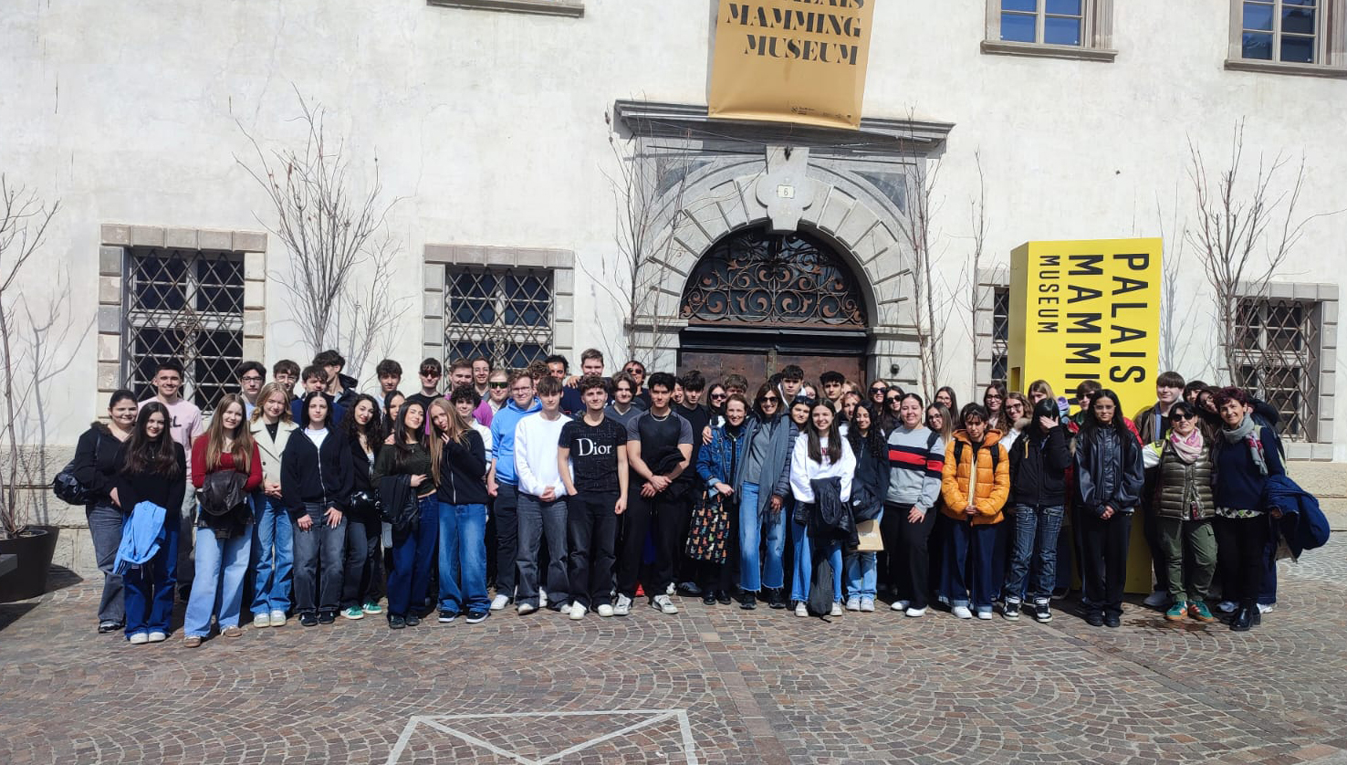 Gruppe von Schülern vor einem Gebäude