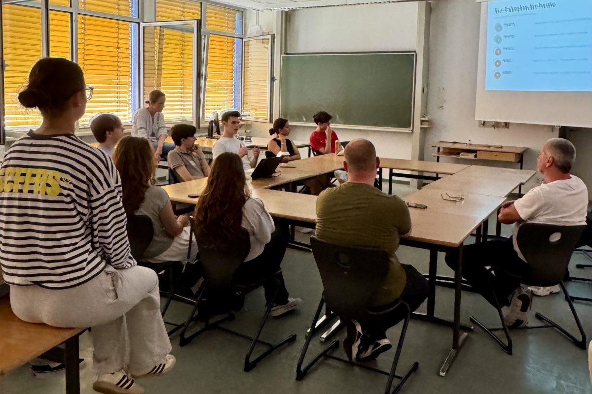 Schüler diskutieren in einem Klassenraum