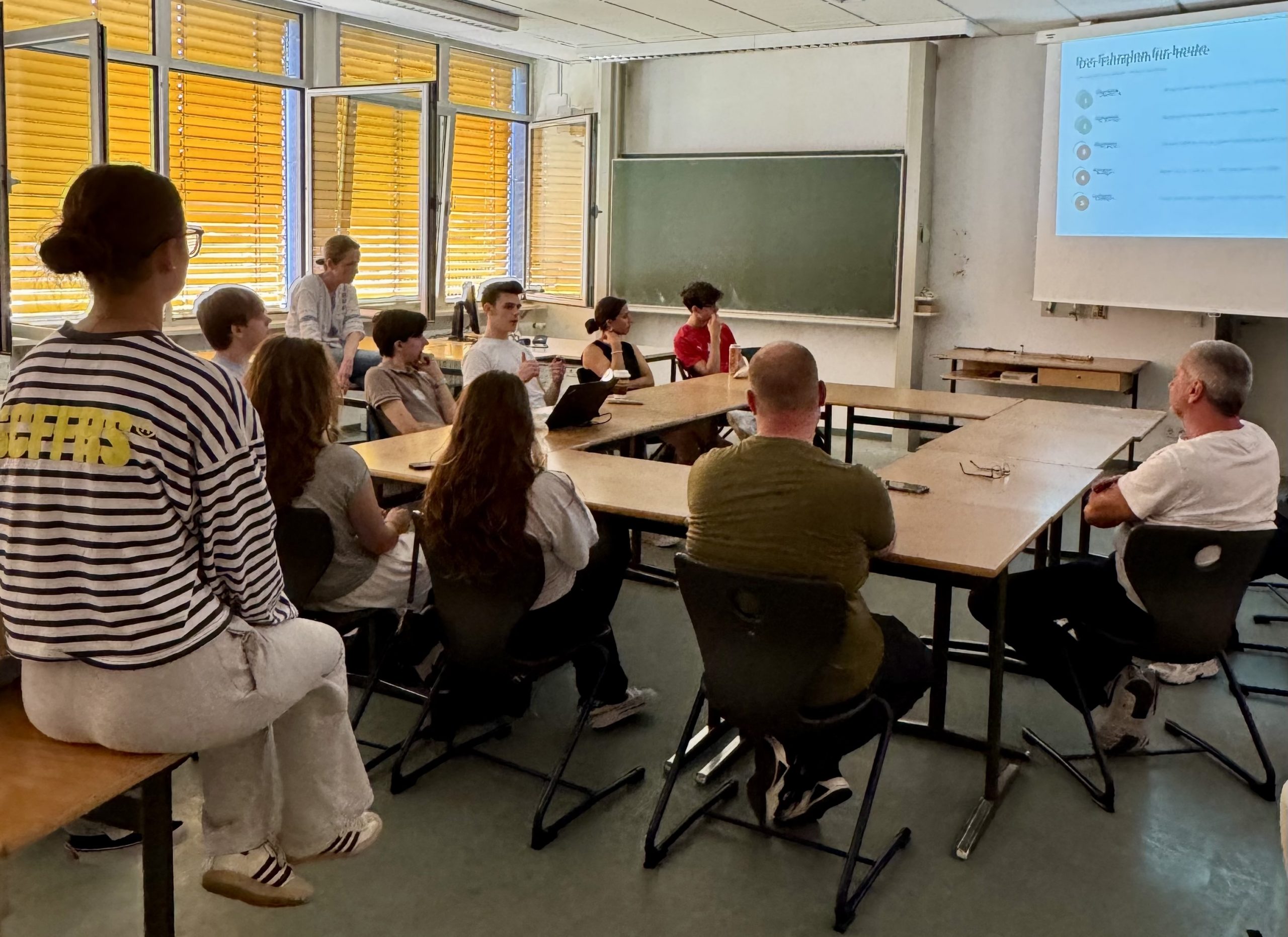Schüler diskutieren in einem Klassenraum