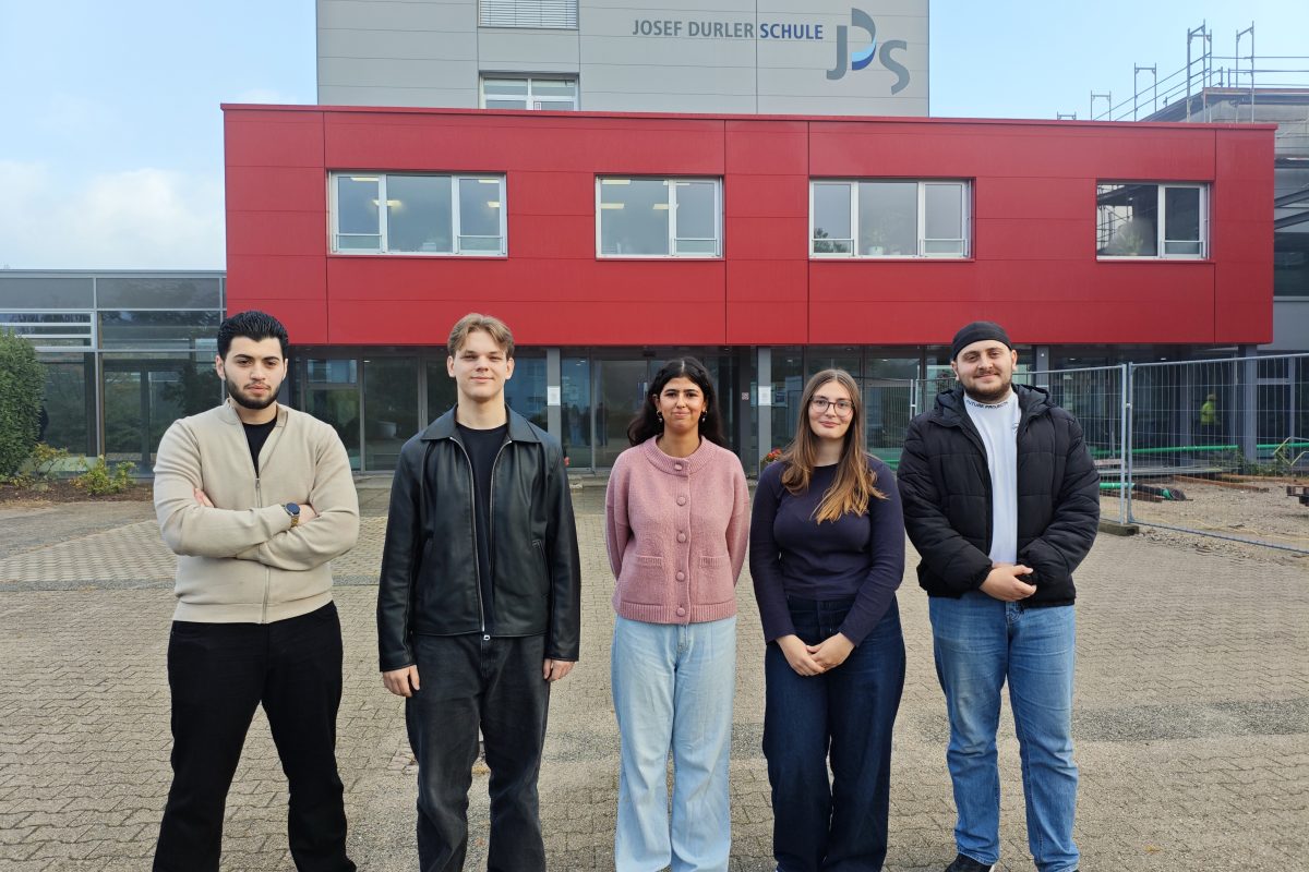 Die fünf neuen Schülervertreter vor der Schule