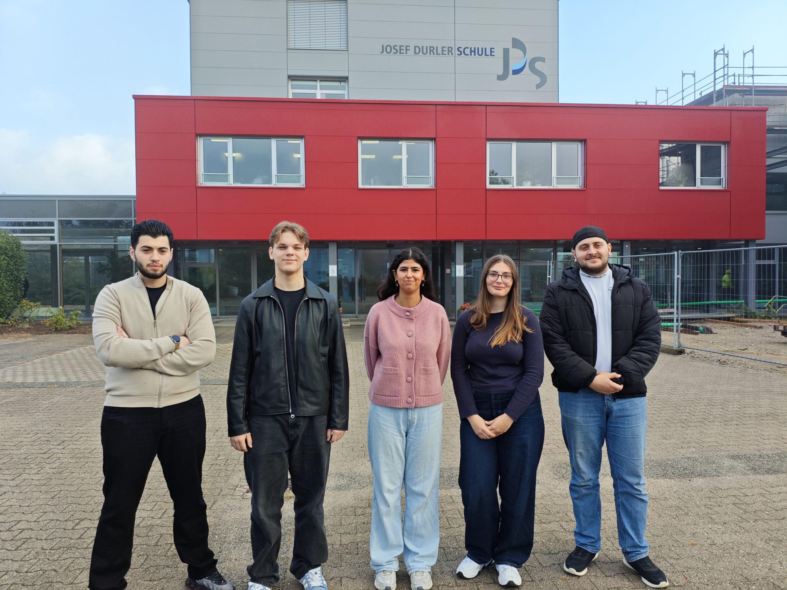 Die fünf neuen Schülervertreter vor der Schule